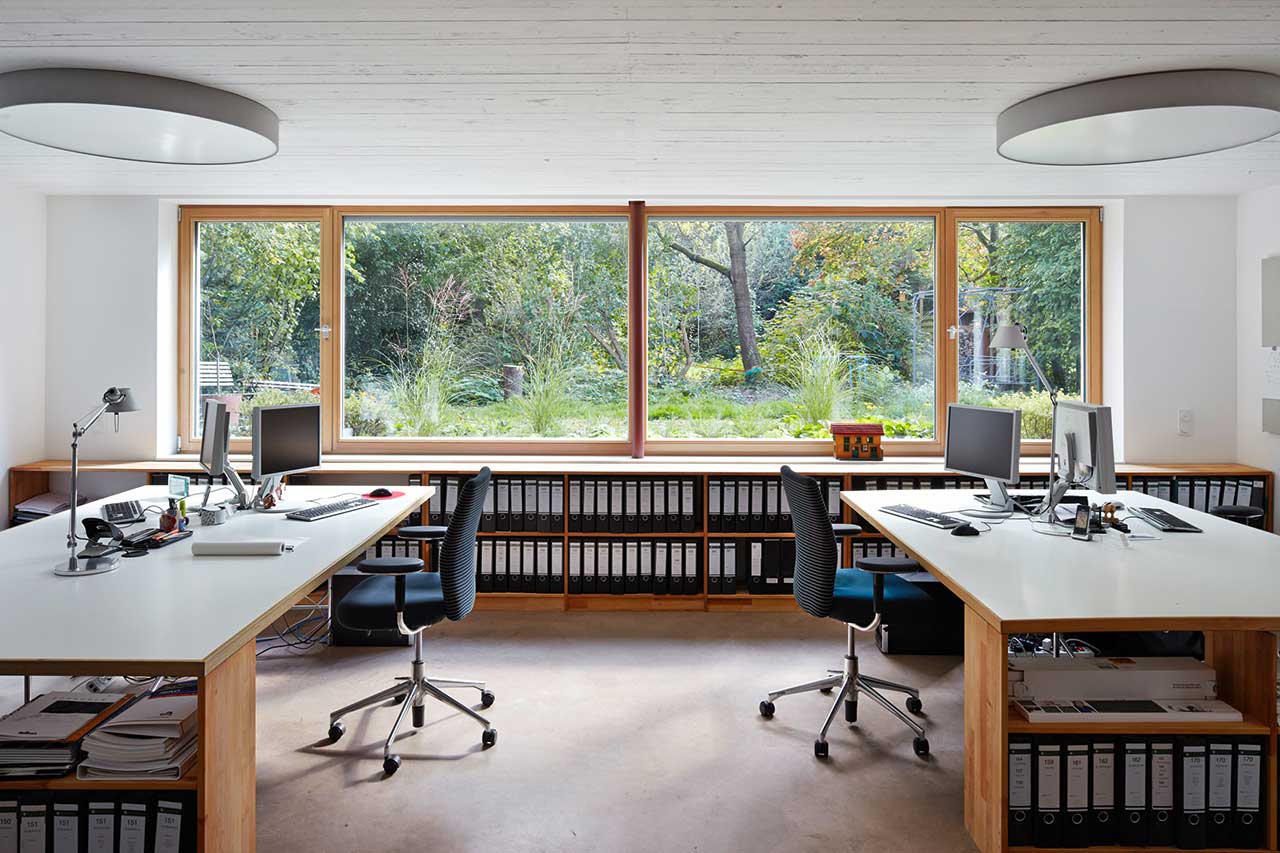 Souterrain-Anbau als Büro mit großem Panoramafenster.