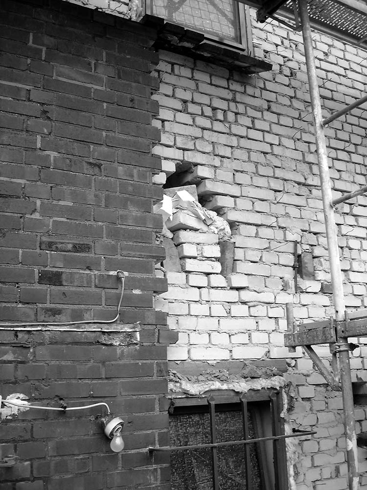 Sanierung einer Backsteinwand, Baustelle.
