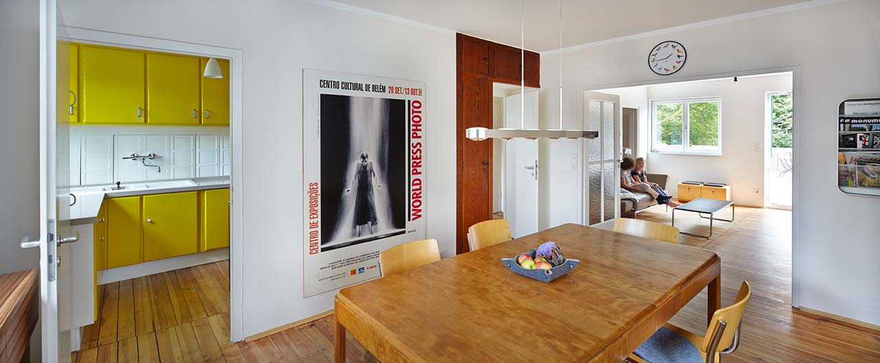 Essbereich mit Blick in die angrenzende Küche und in den Wohnraum.