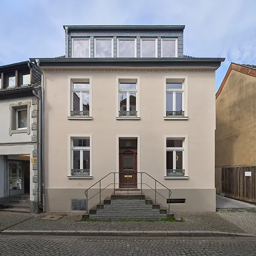 Ein saniertes Stadthaus in Düsselforf Kaiserswerth, Fassade und Eingangsbereich von der Straßenseite aus betrachtet.