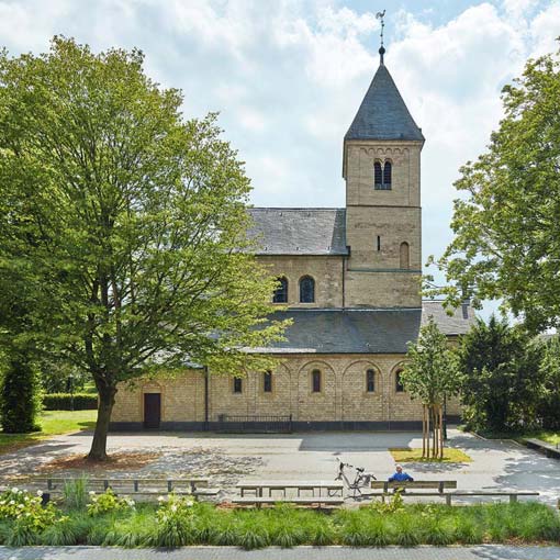 Der neue Dorfplatz in Düsseldorf Kalkum mit der Kirche St. Lambertus .
